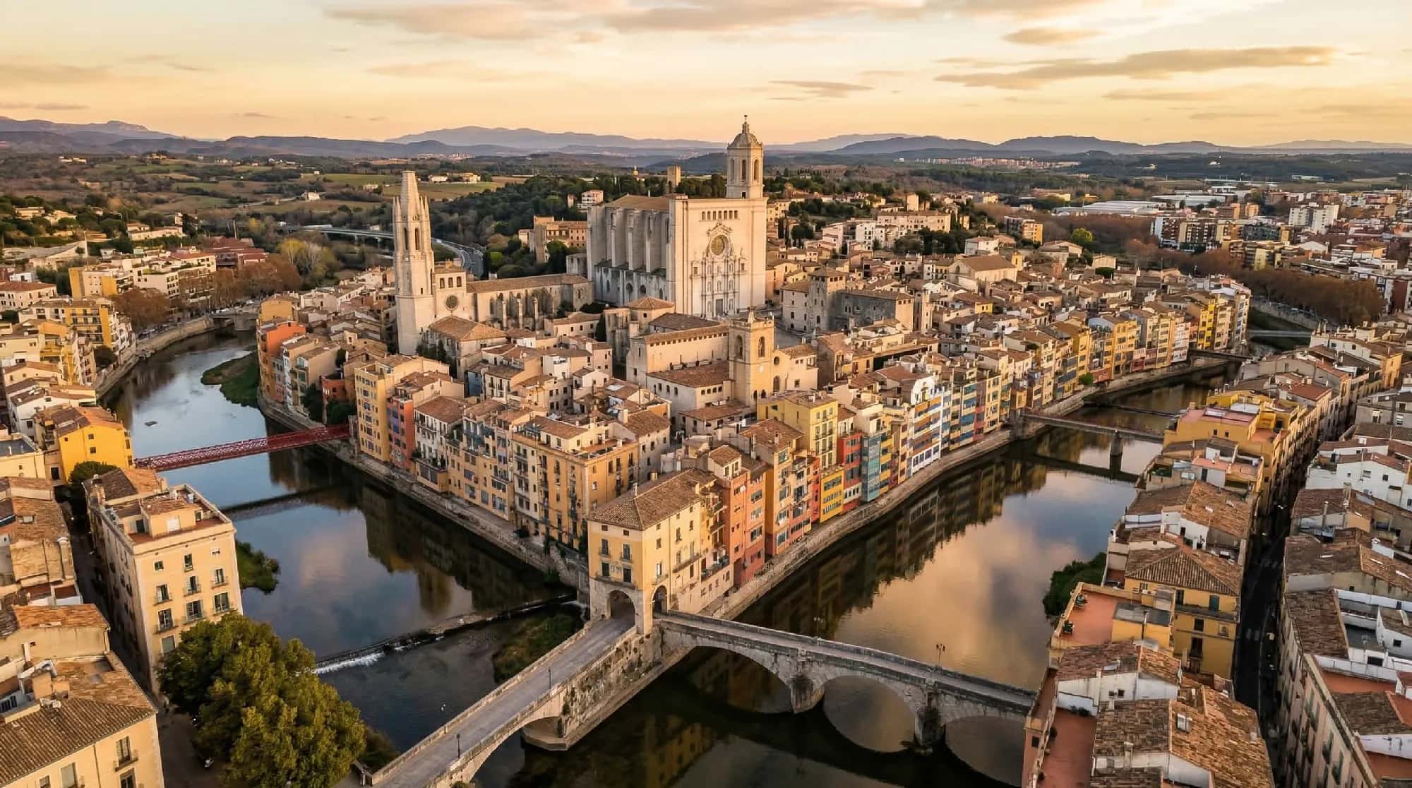 Vista aérea de Girona con la Catedral, el río Onyar y las casas de colores