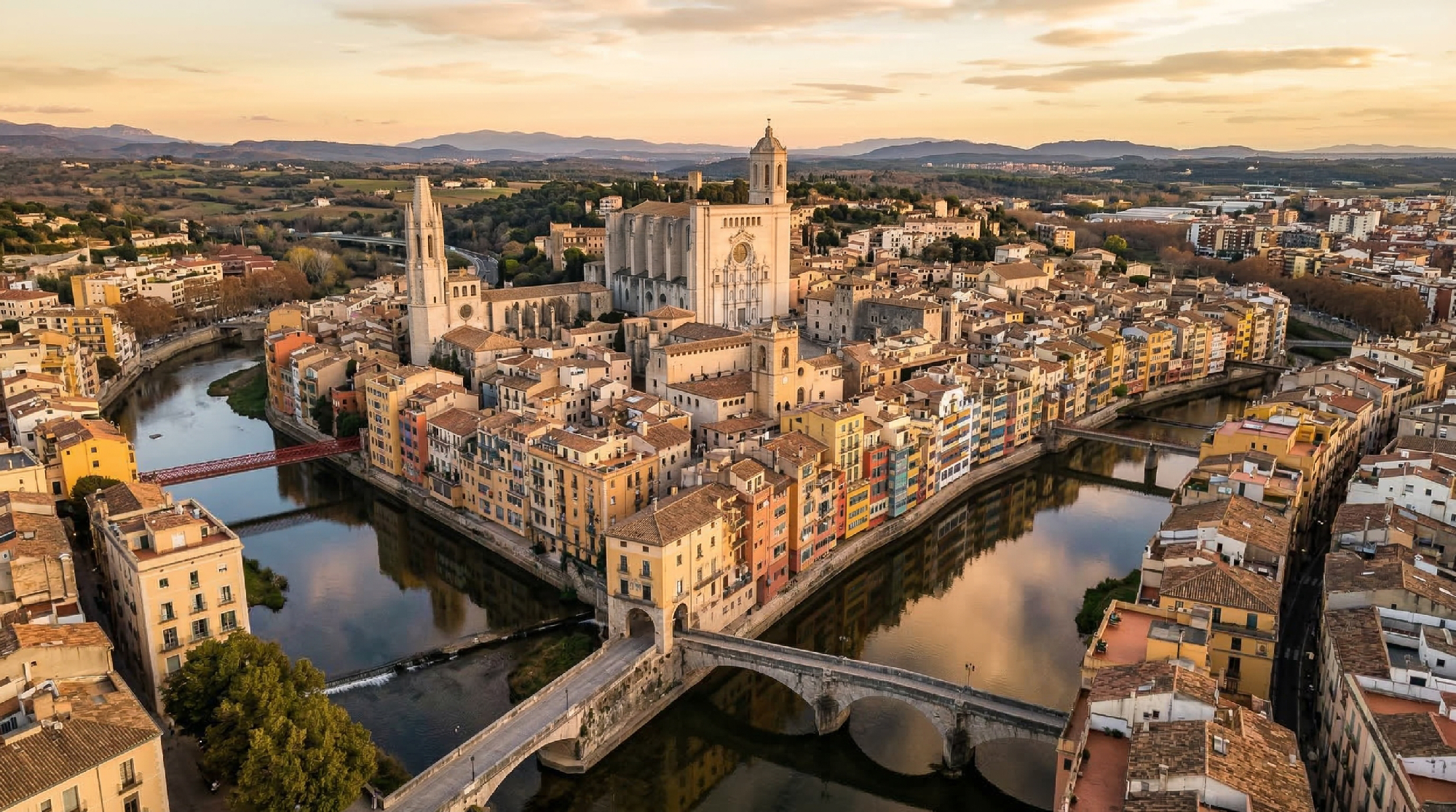 Vista aérea de Girona con la Catedral, el río Onyar y las casas de colores